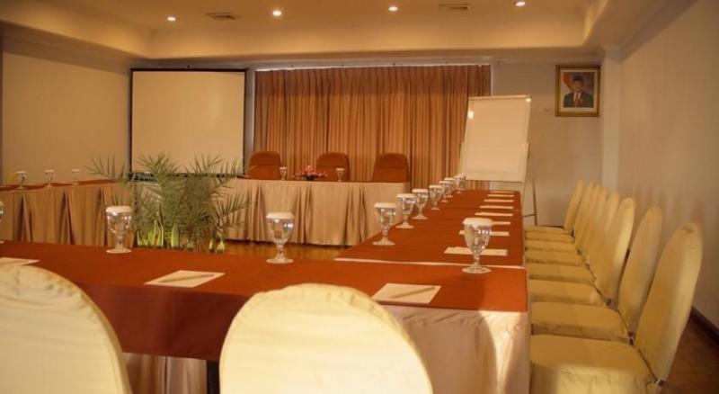 Weta International Hotel Surabaya Ngoại thất bức ảnh
